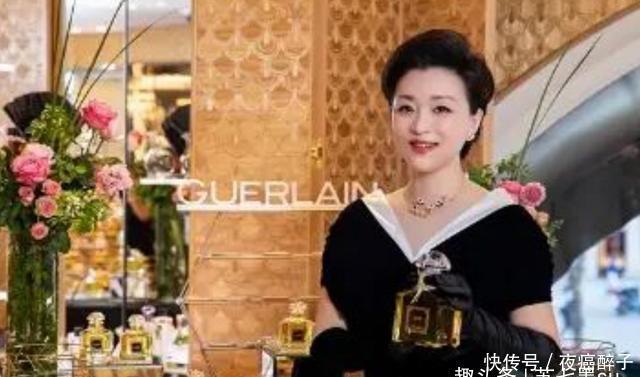 气质:杨澜有气质不显胖,穿修身黑礼服缺少曲线美,坐下不小心暴露腿粗