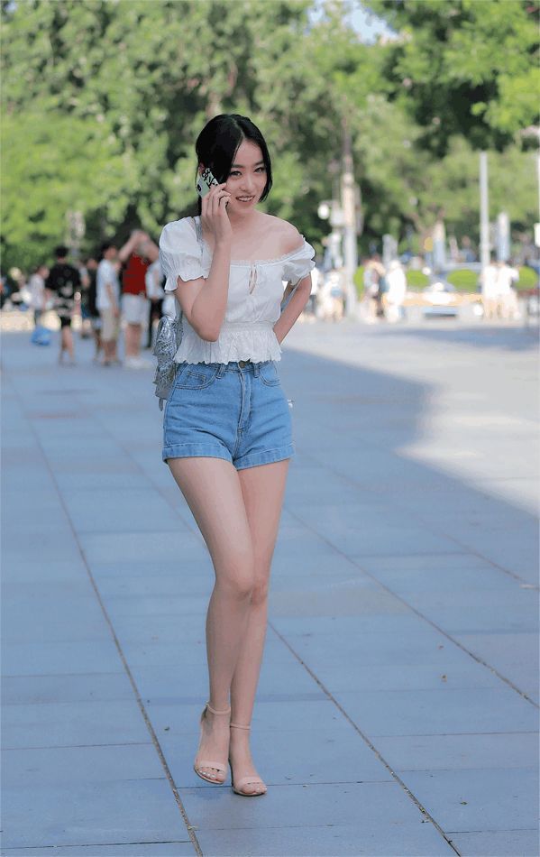 街拍: 这些漂亮的小姐姐有气质又有范, 其中你最欣赏哪一位?