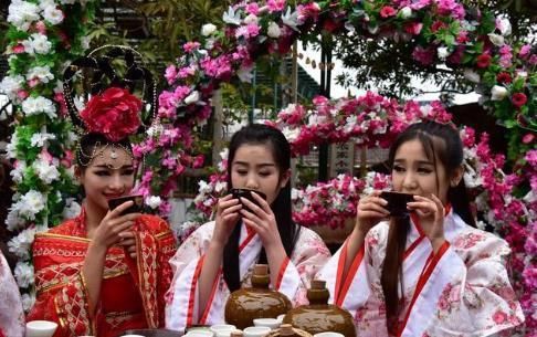 揭秘!中国女人总喜欢穿高跟鞋的真正原因，原因有点不好意思说