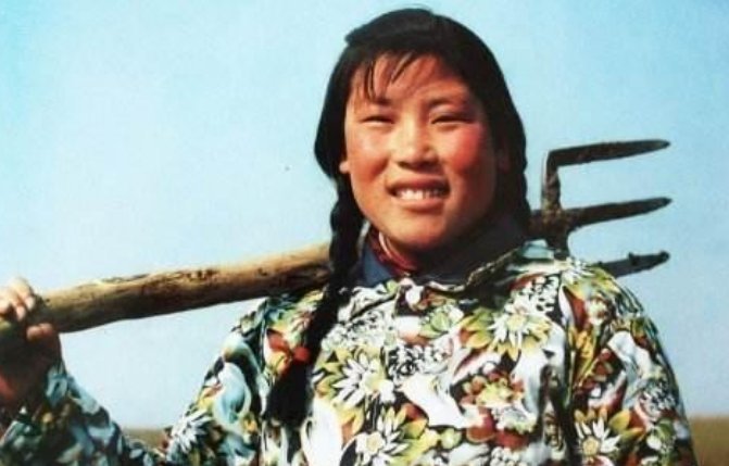  [鸽子蛋]当年那位山东女孩捡到价值10亿钻石，上交给国家，如今