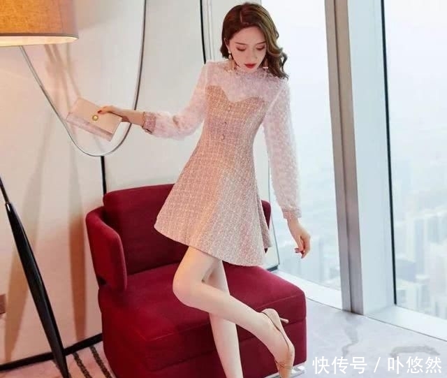 「优雅」女人再美,别穿花枝招展!“小香风”春裙+平鞋,衬得高雅又减龄