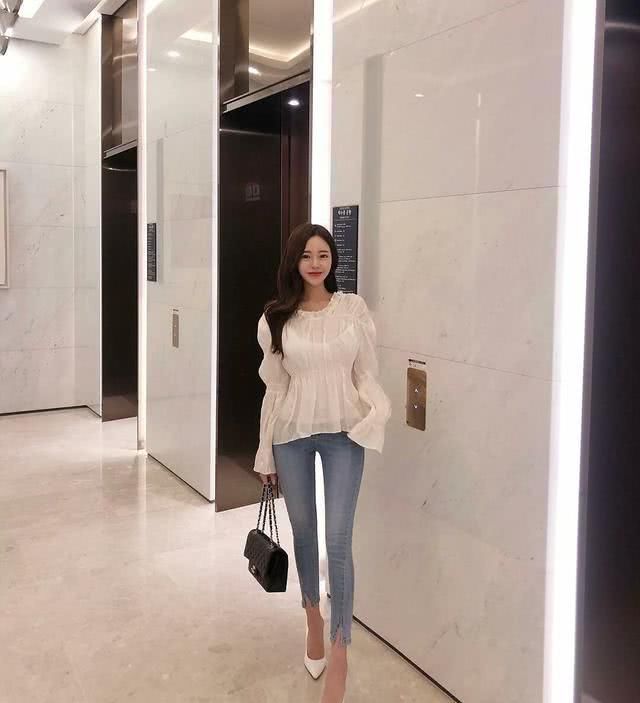  凹出：牛仔裤美女的时尚，凹出最美九头身比例