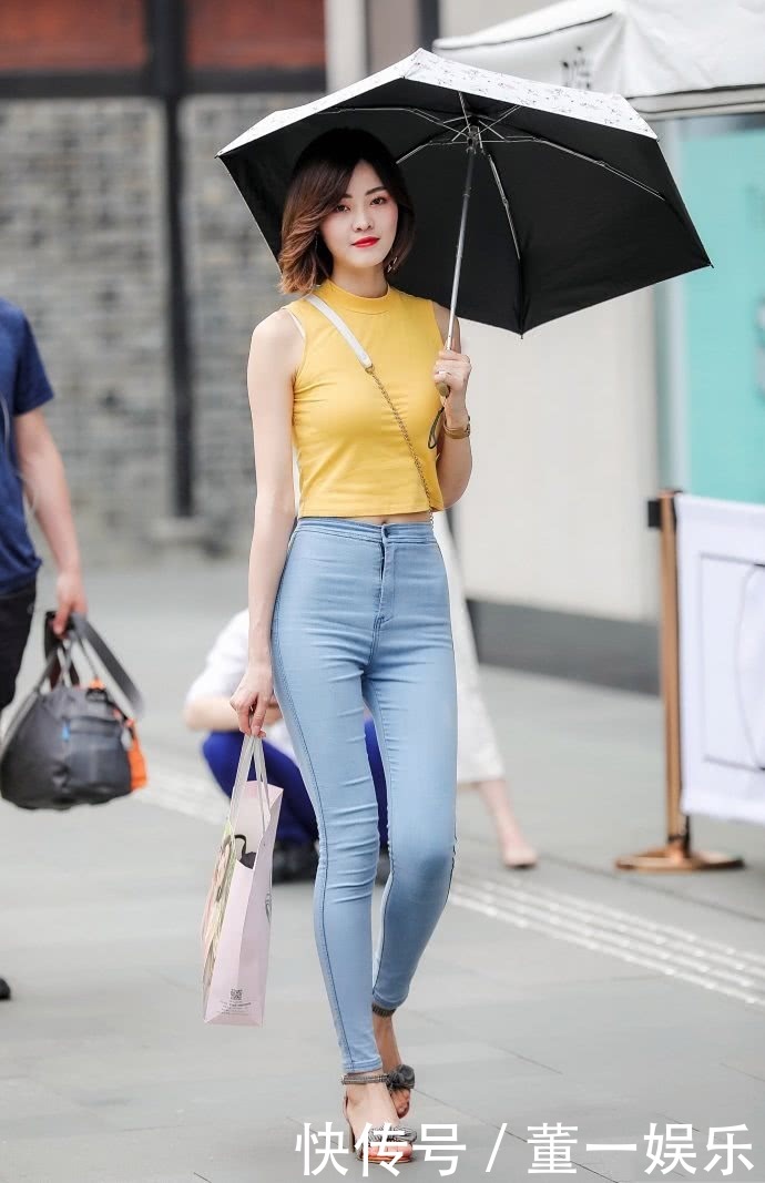 街拍美女，自信大气与甜美清新解锁迷人夏日范，“小腰精”很抢镜