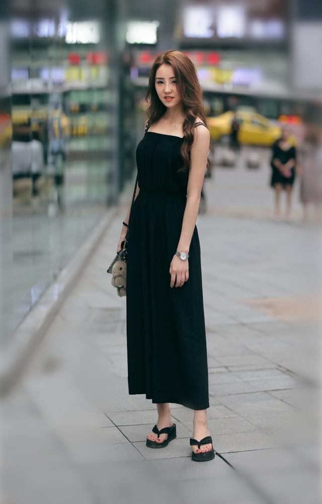 路人街拍,简约休闲的牛仔裙怎么搭都充满时尚美