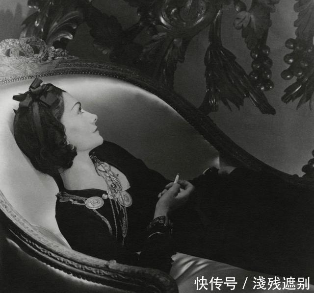  「居家」居家办公的始祖女王香奈儿，穿搭优雅从容，容颜老去也要精致时髦