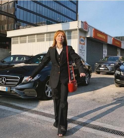 「西装外套」春季不知道怎么穿?西装背心的三种搭配方式,优雅大气彰显帅气