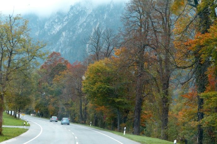 阿尔卑斯山中藏有一湖，如果说这里晴天像天堂，那阴天就像仙境