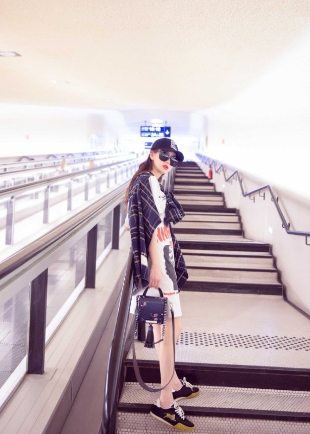 戚薇身穿裙子大秀美腿，不像是已经当妈的人