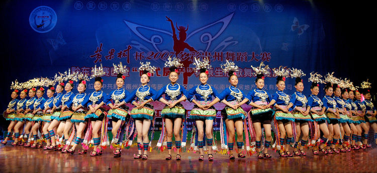 世界超短裙第一村，裙子只有16厘米，这习俗延续了几百年