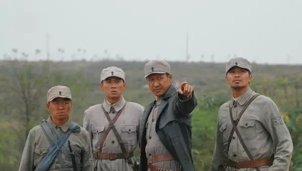 「镜头」他是知名老演员,带红王宝强,因挡住小鲜肉镜头被一把推倒在地