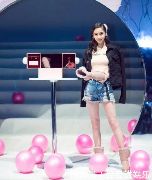 Angelababy又玩季节混搭，短袖短裙清爽迷人，却被脚上棉拖抢镜！