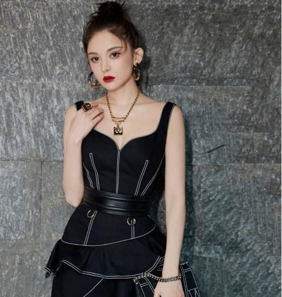 皮肤■有一种美的违规叫娜扎露香肩,皮肤光滑似牛奶,美的让人心动