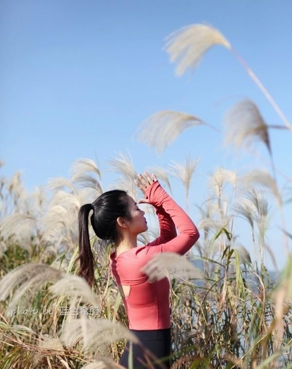 摄影点评，芦花林里的姑娘，穿着瑜伽服在拍照