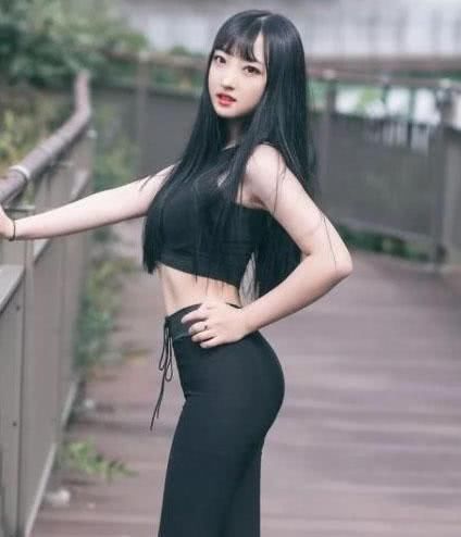 婀娜多姿丰满的美女身穿黑色的紧身裤，很有气质