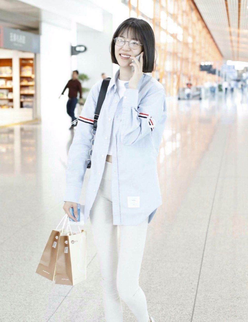 李溪芮是有多自信?穿着白色紧身裤就出门，这个腿看着真是尴尬!