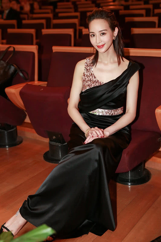 张钧宁短裤还要往上卷几圈，路人看得心都醉了