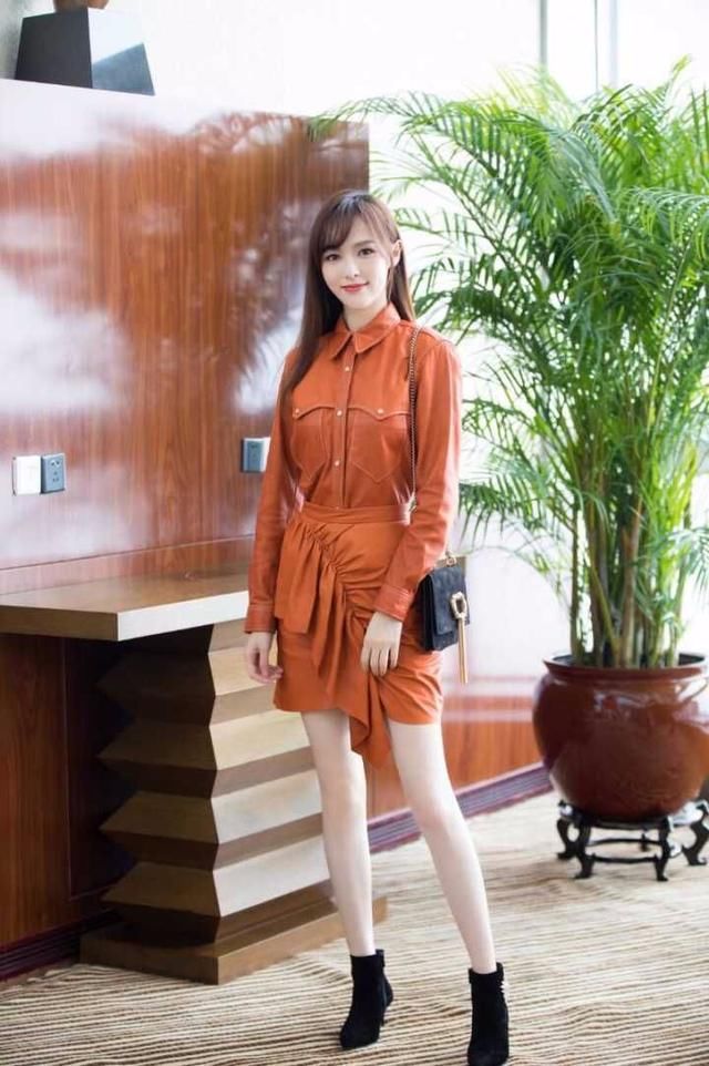 唐嫣硬是靠颜值和美腿将“土色”套裙撑出了时尚感,太不容易了!