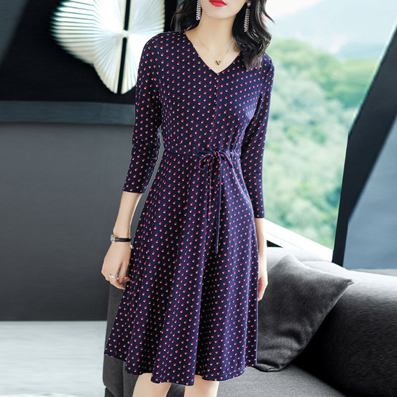 我今年53岁，也爱穿的美美哒!气质裙+高跟鞋，美得让人着迷