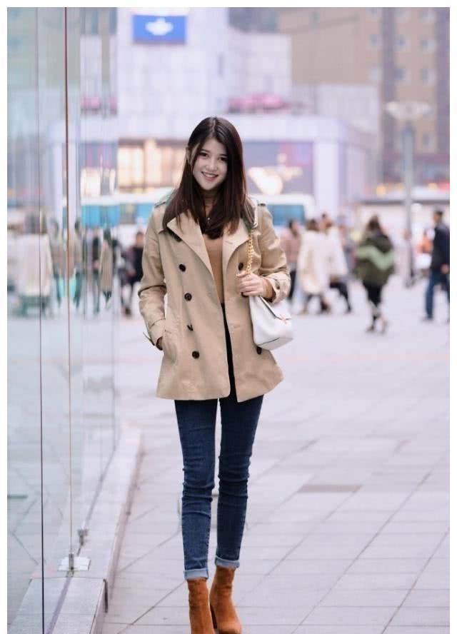  [服饰]路人街拍，小姐姐牛仔裤搭配卡其色休闲衫，美得格外出众