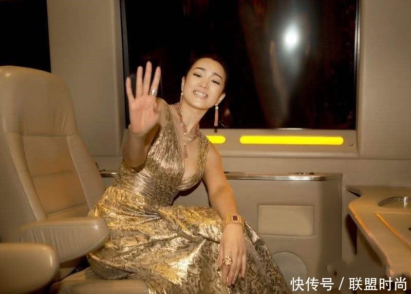 巩俐穿牛仔裤现身，却系了条70年代的皮带，网友：肚腩更明显！