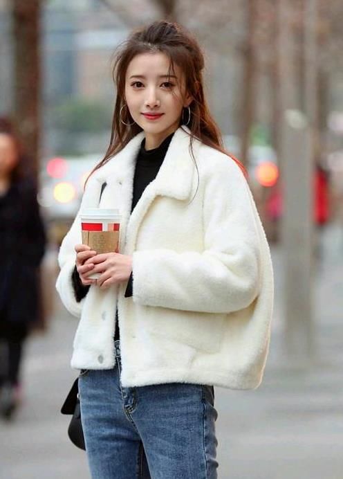  卡其色■街拍：气质出众的小姐姐，一件黑色连衣裙搭卡其色外套，时尚女神