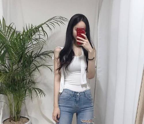 牛仔短裤:展现成熟魅力,又不失精致俏皮感,创造出别样高雅浪漫