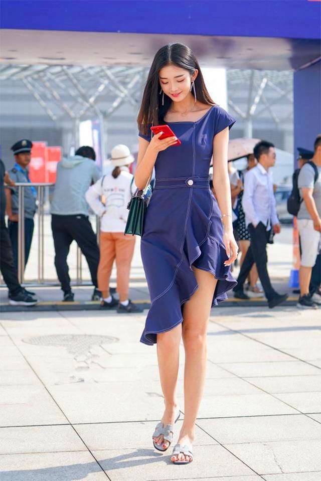 街拍:穿搭时尚连衣裙的美女们，这样的打扮你是否能欣赏?