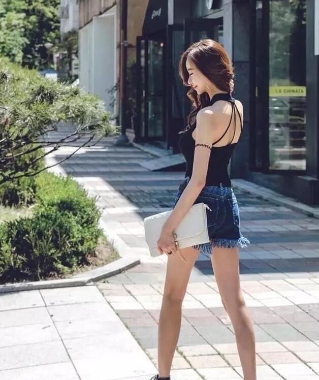 #美女#清新特别的牛仔裤美女,给人成熟优雅的气质!