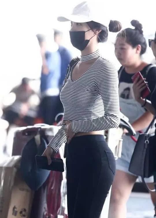 李菲儿的柯基臀好看就算了，现在还开始秀长腿!