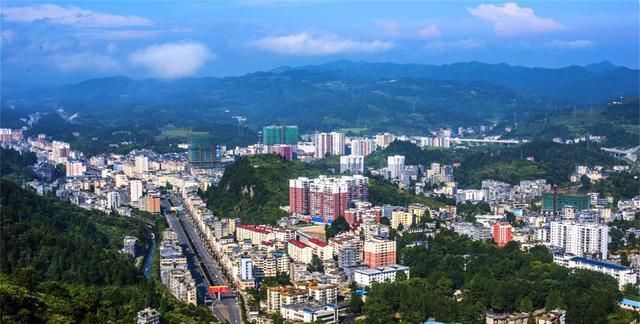 湖北境内有一县城，去趟省会武汉需要8个小时，知道是哪里吗？