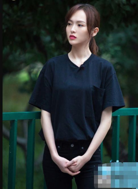 35岁唐嫣仅扎了一款丸子头，瞬间嫩回18岁少女，网友:罗晋好眼光