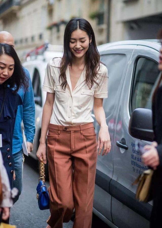 刘雯的鞋子太猛了，绕了双腿足足9圈，腿不长还真不敢穿！