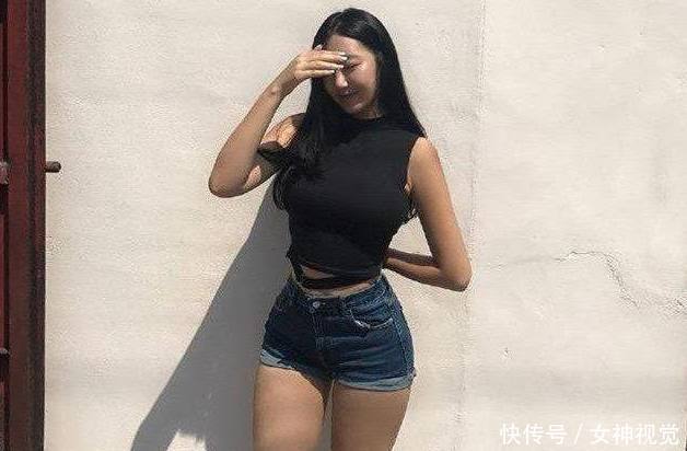 身材微胖的牛仔裤美女,散发出独特的女性韵味,吸引力十足!