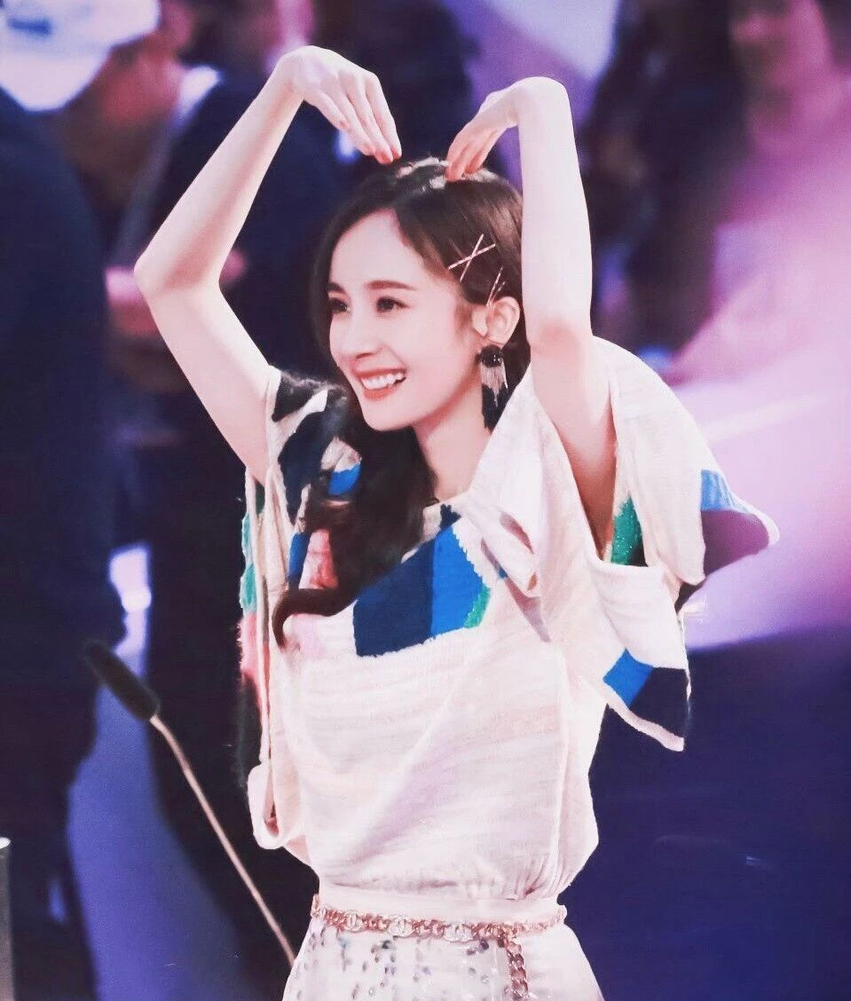 『打造』金色发夹的可爱时尚搭配 用小夹子打造俏皮发型