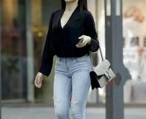 帅气十足的牛仔裤子，调整上身的比例效果真心立竿见影，突出平坦