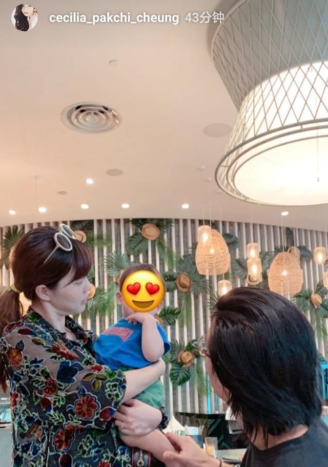 张柏芝抱儿子购物被偶遇,Marcus扶着购物车蹒跚学步,萌态十足