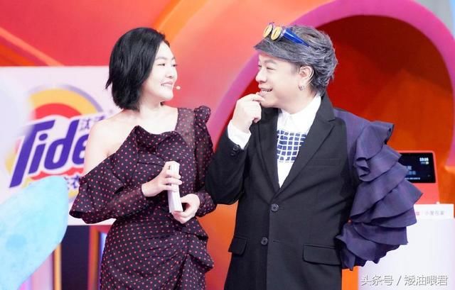 小S包紧身包臀裙性感炸裂,“揩油”林更新,网友:林狗一脸享受