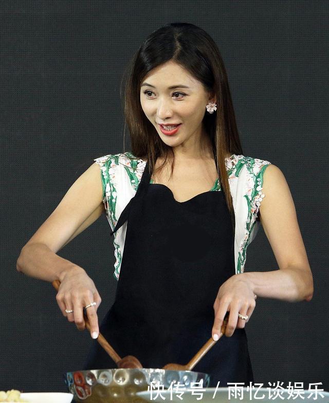 林志玲出席活动，刺绣连衣裙外系围裙，连下厨也要美美的！
