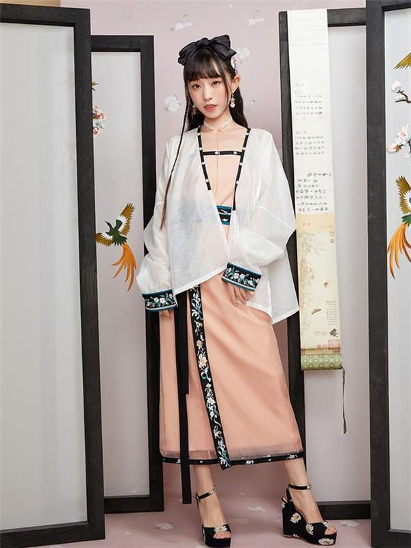 『面料』几款走在时尚尖端的汉元素服装,走在街上哪能不吸晴?