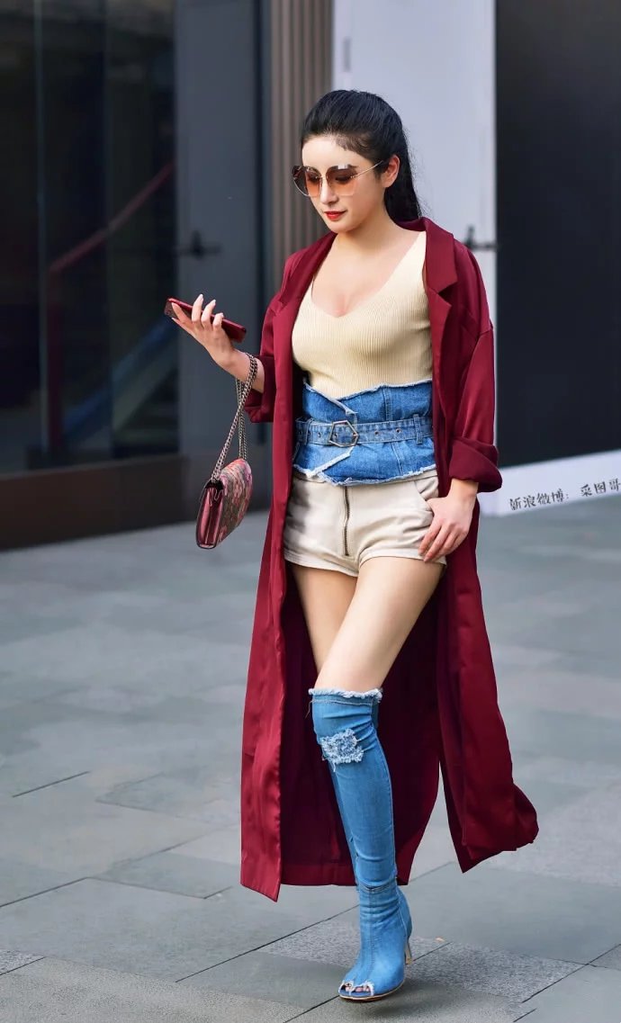 微胖熟女穿着一件裸色的低胸上衣，最迷人的还是她脚上穿着少见的