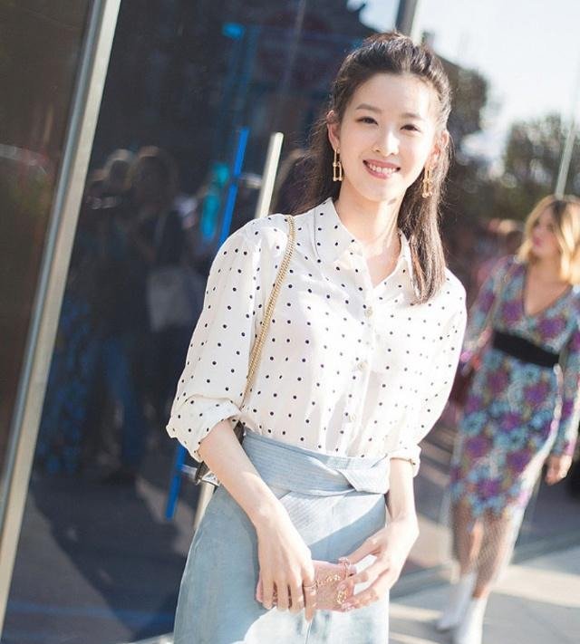 [ 清纯]端庄大气不失清纯，羡慕刘强东，不愧“校花”！奶茶妹妹衣品真赞