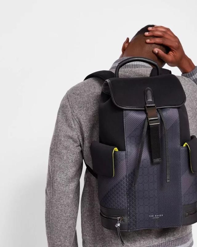 女生别只顾打扮自己!快扔掉男友的小学生书包