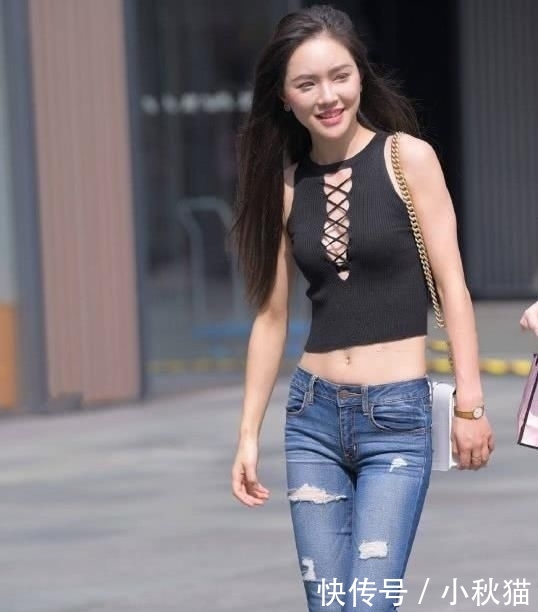 『美女』街拍美女:孤独的感觉之所以如此之重,只是因为想得太深!