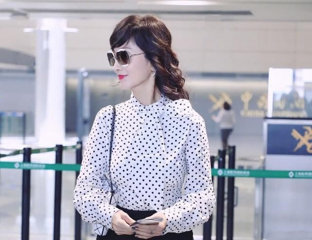 赵雅芝太拼了！短裤提太高勒出“三角区”难怪要用包包挡着！