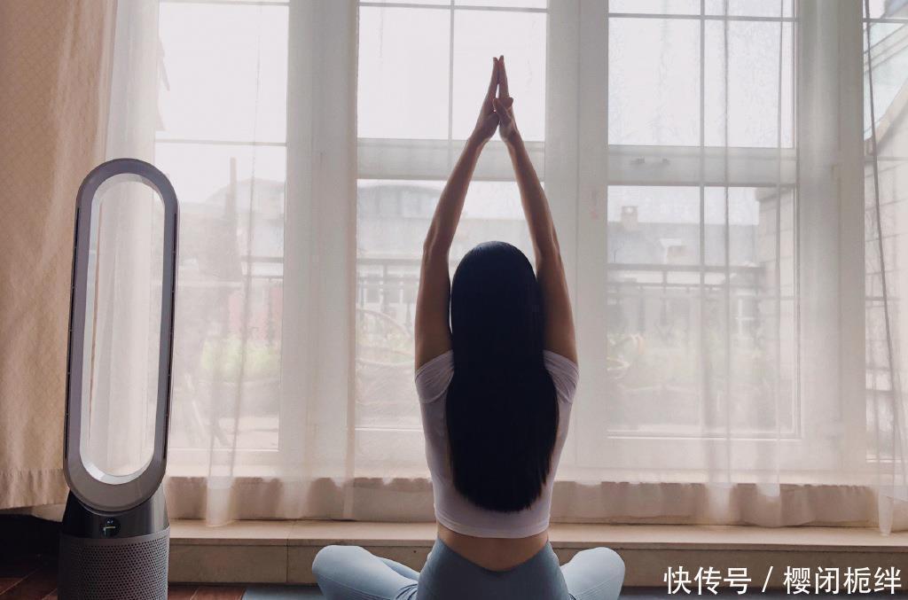 舒适|街拍打底裤小姐姐显女性高贵优雅的魅力，舒适不失个性