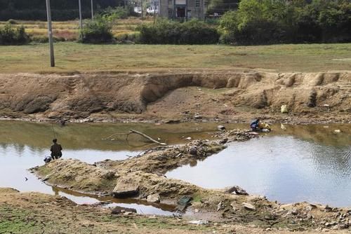  「干涸」直击旱情：降雨偏少 水库干涸