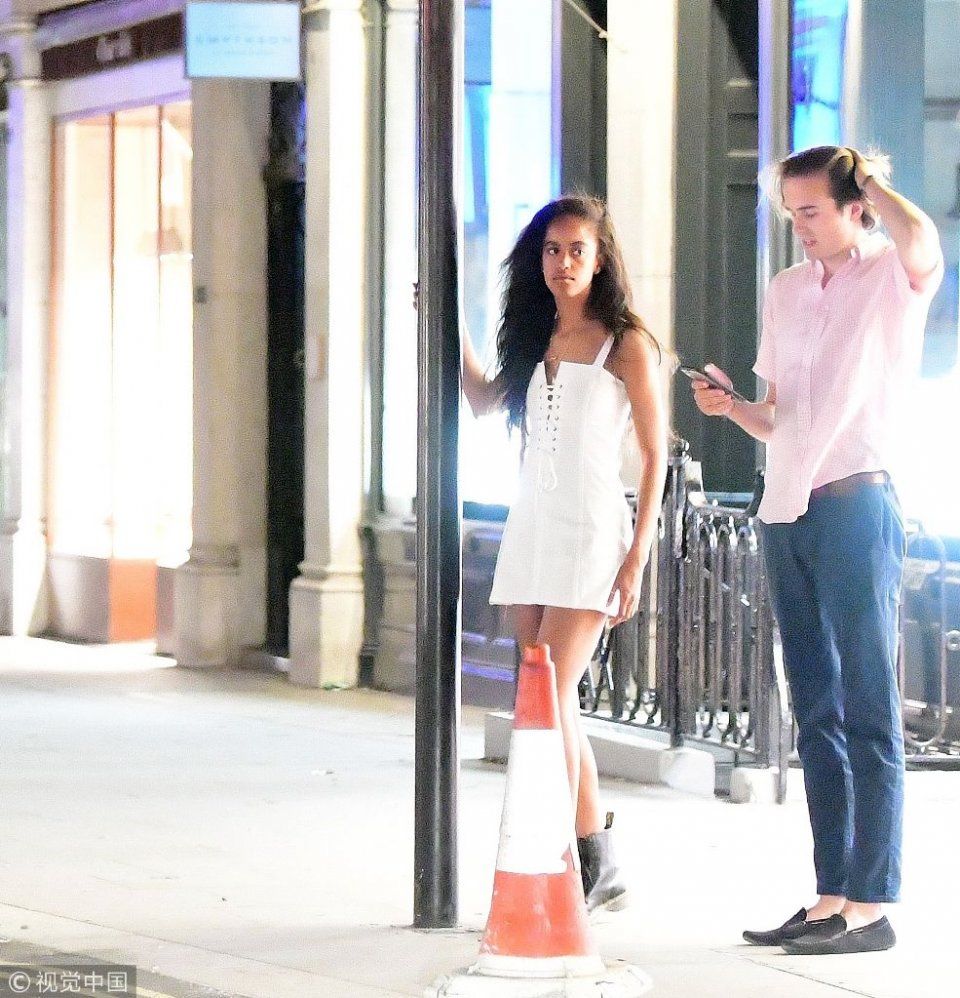 奥巴马千金玛利亚与富二代男友街头牵手散步  穿白色连衣裙露长腿