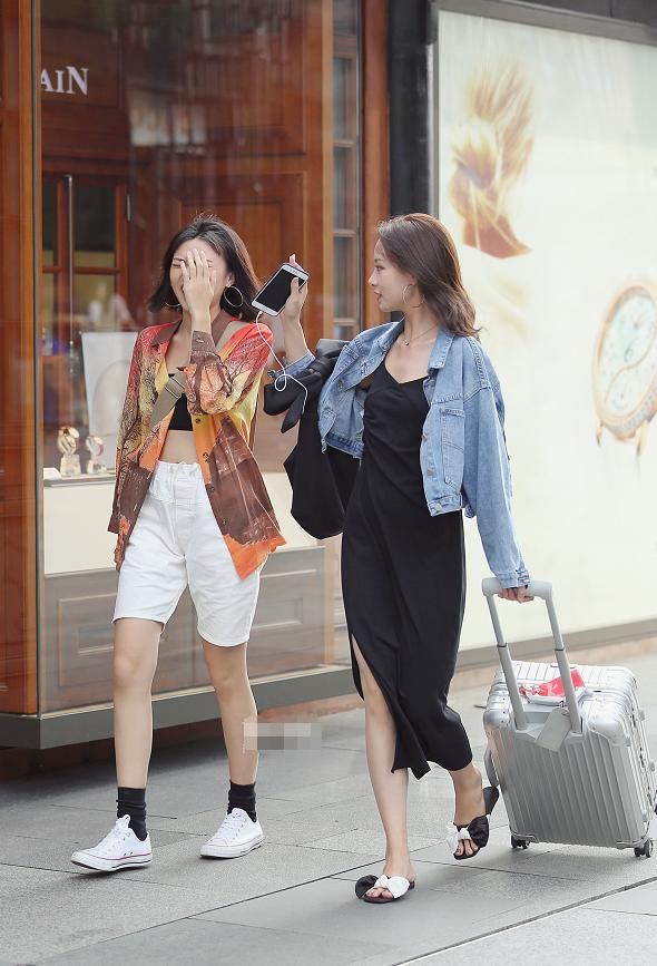 街拍:美艳姑娘清凉出行，“标准匀称”的身形，满满的女人味!