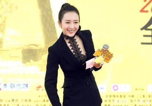 34岁王鸥穿衣太有女人味了，难怪明道都拜倒在她的石榴裙下！