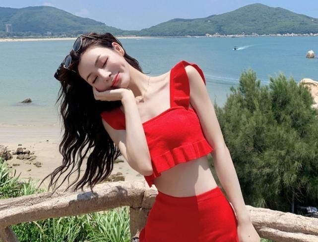 「海边」苍井慧子海边秀身材,一身红衣太显眼,不愧是模特